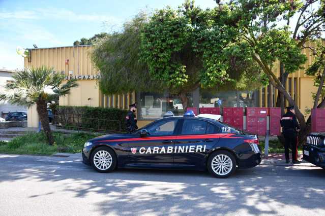 Carbonia, truffava i passanti fingendosi un parente in difficoltà: finisce in carcere