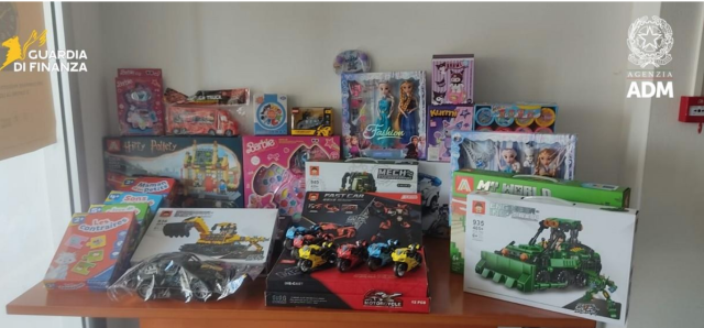Cagliari, sequestrati oltre 2000 giochi contraffatti a Porto Canale