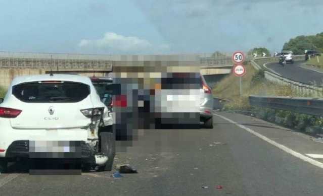 Incidente sulla 131dir, violento tamponamento: lunghe code sulla statale