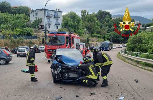 Lanusei, violento scontro fra due auto nel centro abitato: coppia di Arzana in ospedale