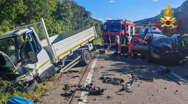 Spaventoso scontro frontale fra auto e camion sulla provinciale 73: due feriti 