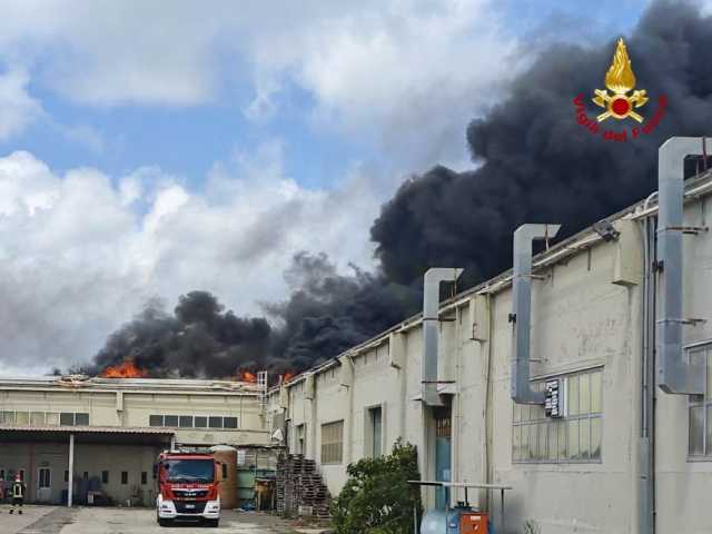 Grosso incendio in un capannone a Porto Torres: vigili del fuoco ancora al lavoro