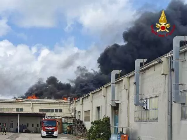 Grosso incendio in un capannone a Porto Torres: vigili del fuoco ancora al lavoro