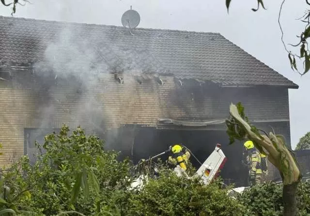 Aereo si schianta contro una casa: due morti, il dramma in Germania