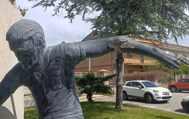 Mandas Danneggiata Statua Riva