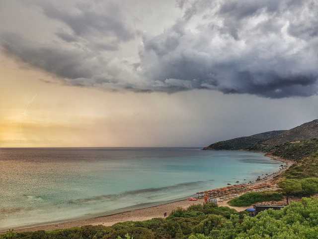 Bandiere Blu 2025, ecco le spiagge top in Italia: Sardegna settima, Liguria in testa