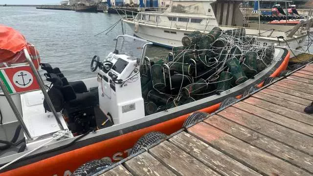 Pesca illegale, sequestrate 150 nasse con dentro polpi, granchi e pesci nel litorale di Quartu