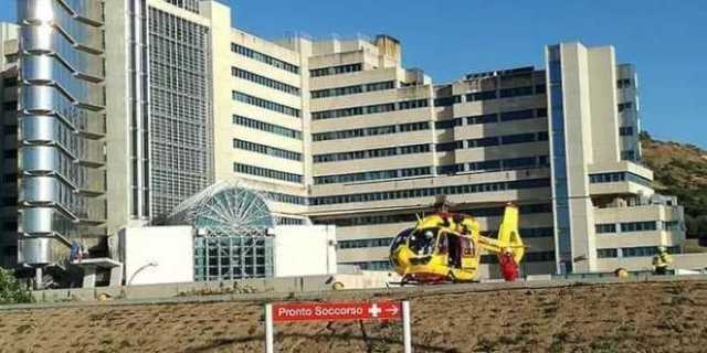 Cagliari, caos al pronto soccorso del Brotzu: inveisce contro un'infermiera e tenta di forzare l'ingresso