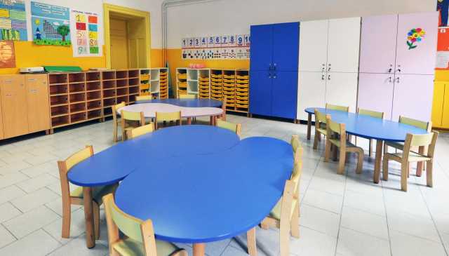 Aggressioni fisiche, minacce ai bambini e percosse: sospesa maestra nel Napoletano