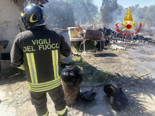 Orosei, incendio in un casolare in campagna: esplode una bombola di Glp, danni ingenti