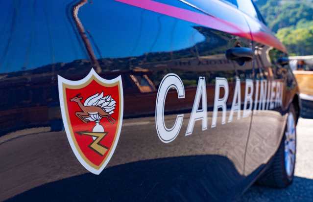 Viola il divieto di avvicinamento, poi l’aggressione ai carabinieri a Dolianova: due arrestati