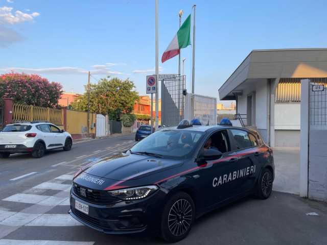 Sestu, aggredisce e minaccia i genitori adottivi per avere soldi: arrestato un uomo di 31 anni 