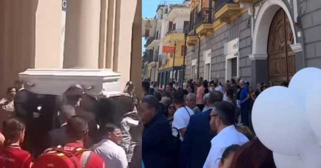 Folla ai funerali di Martina Carbonaro: lacrime, applausi e palloncini bianchi