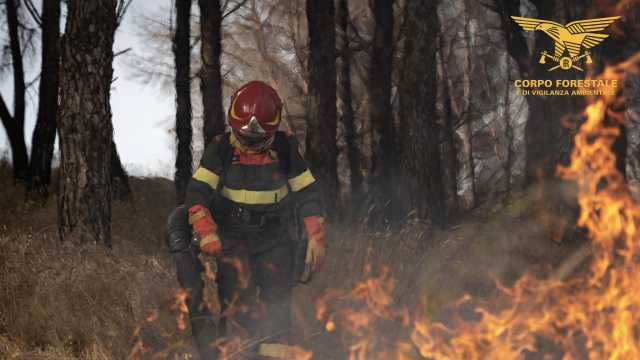 Grosso incendio a San Giovanni Suergiu: elicotteri in volo, arrivano anche due canadair