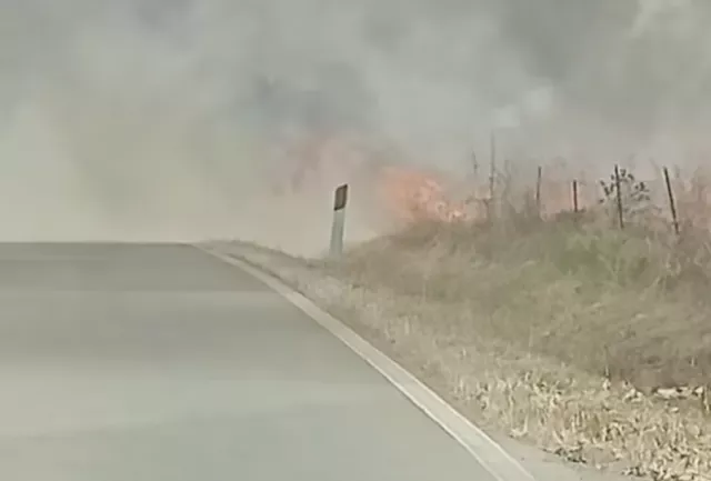 Grosso incendio tra San Sperate e Sestu: operazioni di spegnimento ancora in corso