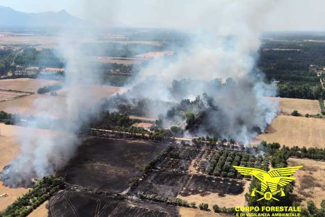 Lotta agli incendi, 20 roghi oggi nell'Isola: fiamme ancora accese ad Arbus