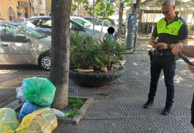 Oristano, lotta all'abbandono dei rifiuti: cittadini incivili sanzionati 