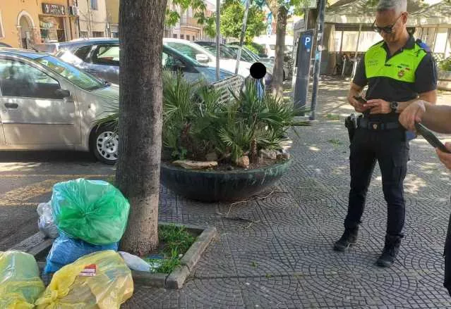 Oristano, lotta all'abbandono dei rifiuti: cittadini incivili sanzionati 