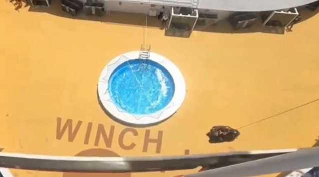 Ha un malore a bordo della crociera, 60enne portato al Brotzu: il VIDEO del salvataggio in elicottero