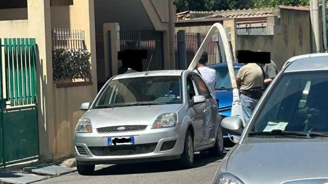 San Sperate, soffia il vento e il lampione cade su un'auto parcheggiata