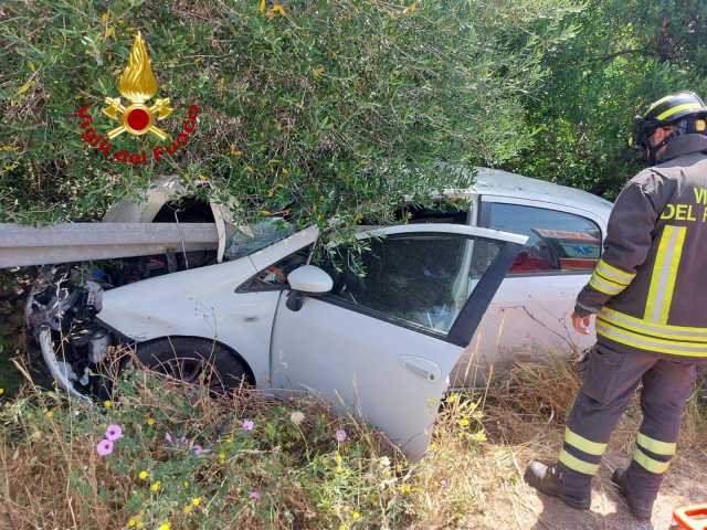 Terribile schianto a Budoni: il guardrail è entrato nell'abitacolo, due feriti