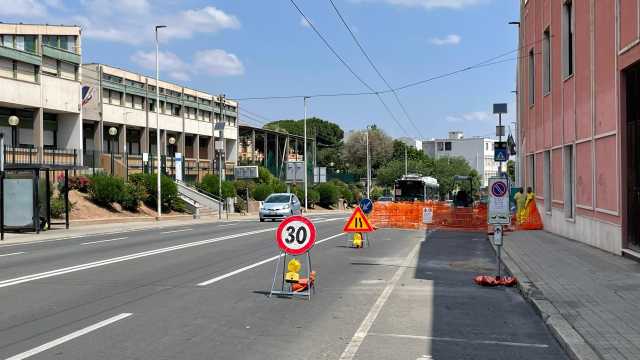 Cagliari potenzia la sicurezza dei pedoni: nuove strisce rialzate nelle zone scolastiche e ad alto rischio