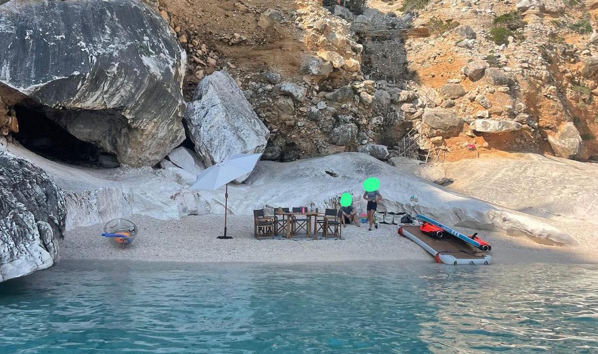 Cala Goloritzè, arrivano con lo yacht e occupano la spiaggia con tavolo e sedie: arrivano i vigilanti
