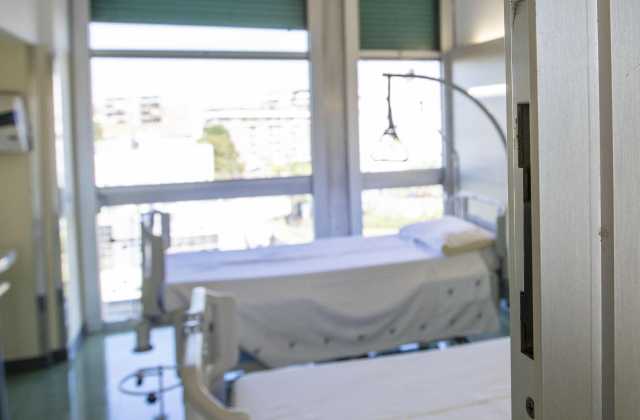 Cagliari, detenuto tenta di evadere dall'ospedale e aggredisce i poliziotti