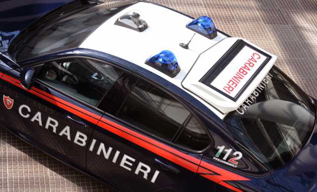 Pula, caos in un resort: aiuto cuoco aggredisce i colleghi con un coltello poi ruba un'auto per scappare dai carabinieri