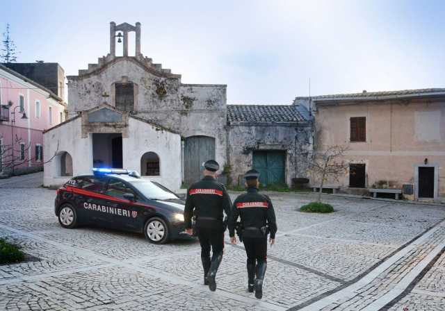 Pula, caos in un resort: aiuto cuoco aggredisce i colleghi con un coltello poi ruba un'auto per scappare dai carabinieri