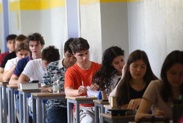Maturità, oggi la seconda prova scritta: latino al Classico e matematica allo Scientifico