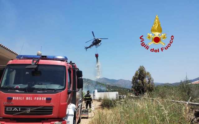 Un incendio nelle campagne di Irgoli minaccia le case: arriva l'elicottero 