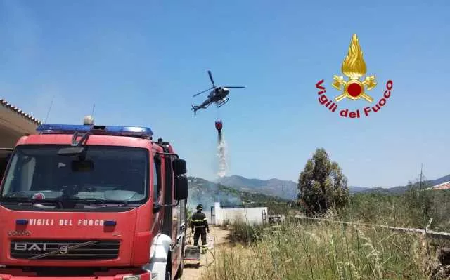 Un incendio nelle campagne di Irgoli minaccia le case: arriva l'elicottero 