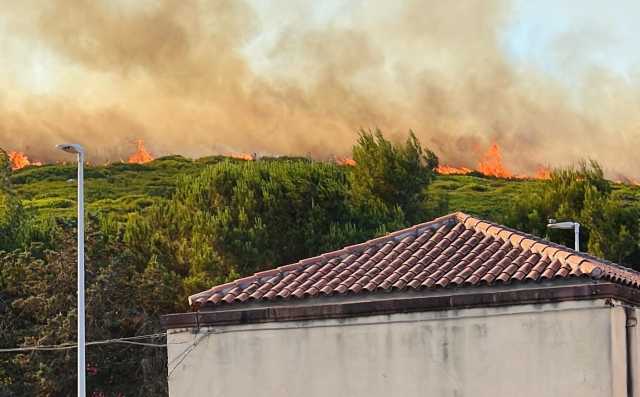 Case evacuate, voli dirottati e paura: una domenica d'inferno per le fiamme in Sardegna