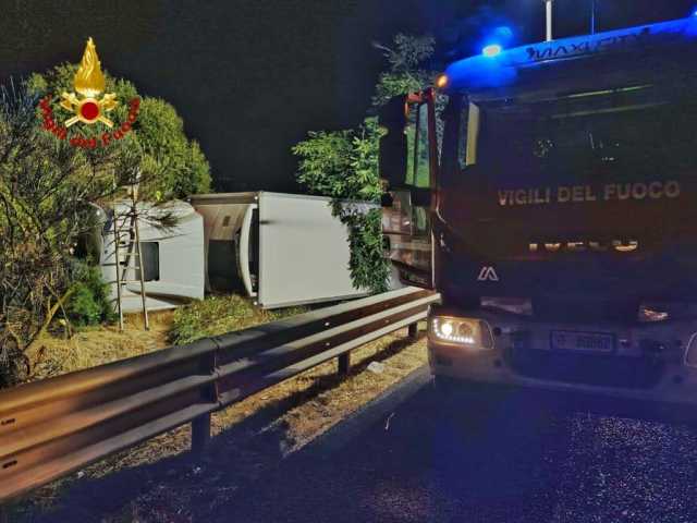 Incidente sulla statale 131: camion si ribalta ed esce fuori strada, conducente ferito