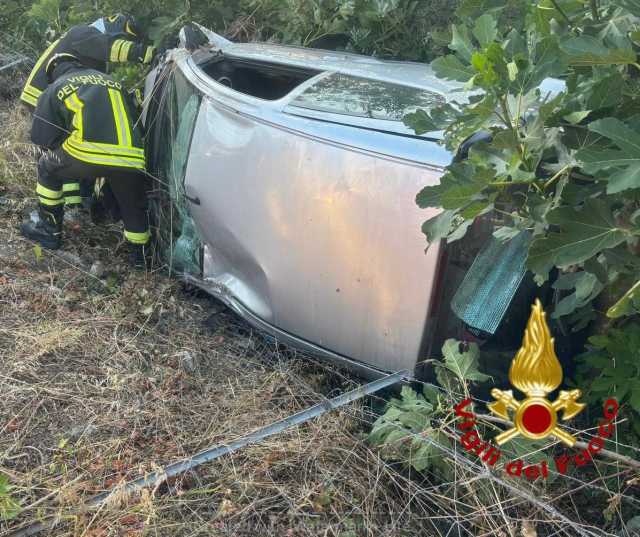 Muros, auto con 4 giovani a bordo finisce fuori strada: 3 portati in ospedale
