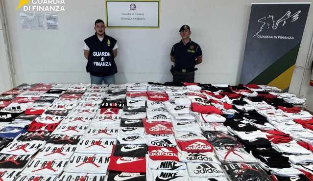 Più di 200 capi di abbigliamento contraffatti: il sequestro nel mercato rionale di Pula