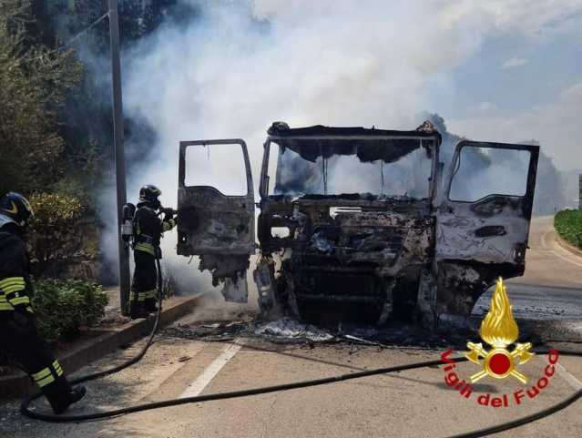 Paura sulla strada provinciale 24: un camion prende fuoco a Padru