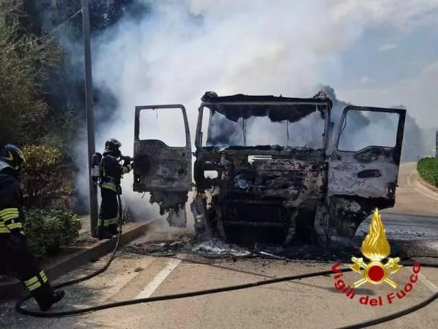 Paura sulla strada provinciale 24: un camion prende fuoco a Padru