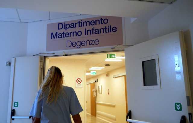 Piacenza, trovato un feto abbandonato nel cestino dell'ospedale: 