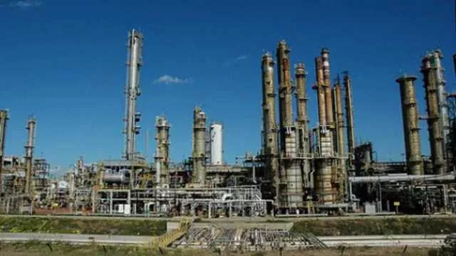 Incidente sul lavoro nello stabilimento della Saras: operaio precipita da un'impalcatura