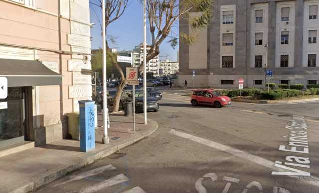 Cagliari, con un piede di porco tentano di forzare la colonnina di parcheggio: arrestati