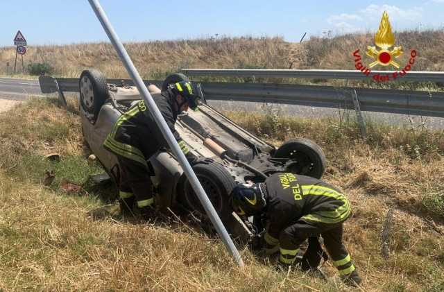 Villasor, perde il controllo dell'auto e si ribalta sulla statale 196: 55enne in codice rosso