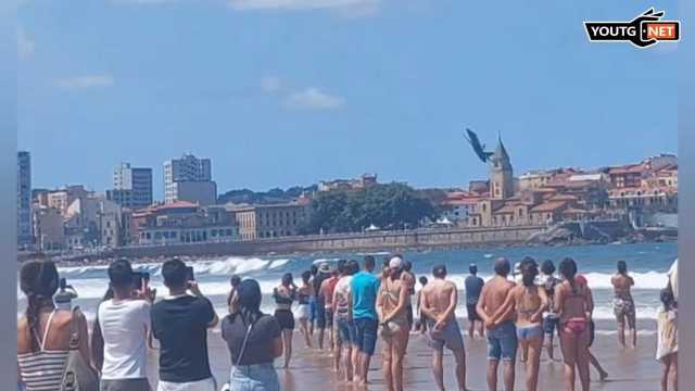 Caccia dell'Aeronautica militare spagnola rischia lo schianto durante un'esibizione: paura a Gijon 