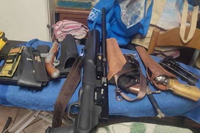 Machete e munizioni nascoste nell'auto, in casa fucili e pistole: arrestato un 63enne a Porto Torres