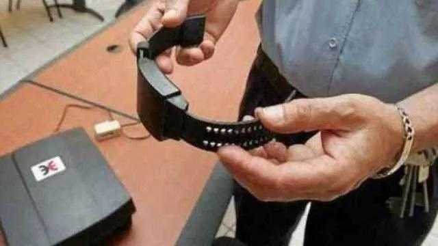 Cagliari, taglia il braccialetto elettronico e scappa di casa: 47enne agli arresti domiciliari (di nuovo)