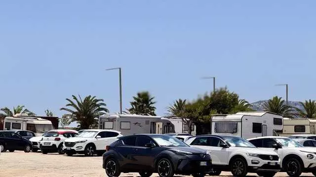Cagliari, con l'estate ritorna l'assalto di auto e camper al Poetto 
