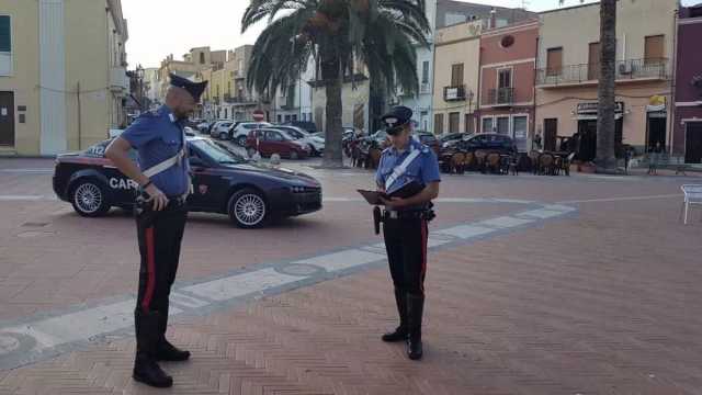Quasi 50 grammi di cocaina, marijuana e contanti in casa: coppia arrestata a Sant'Antioco