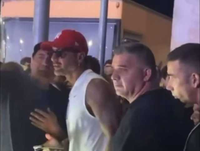 Bagno di folla a Sestu per Fabrizio Corona: tutti in fila per un selfie con l'ex 