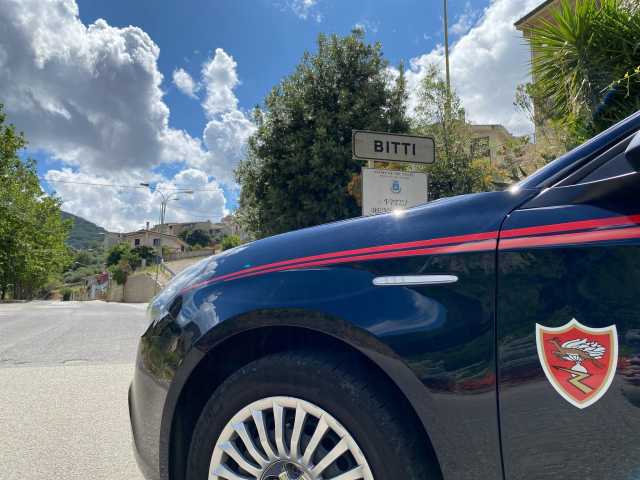 Auto dei barracelli rubata a Bitti: ladro incastrato dalle telecamere e da una maschera di carnevale